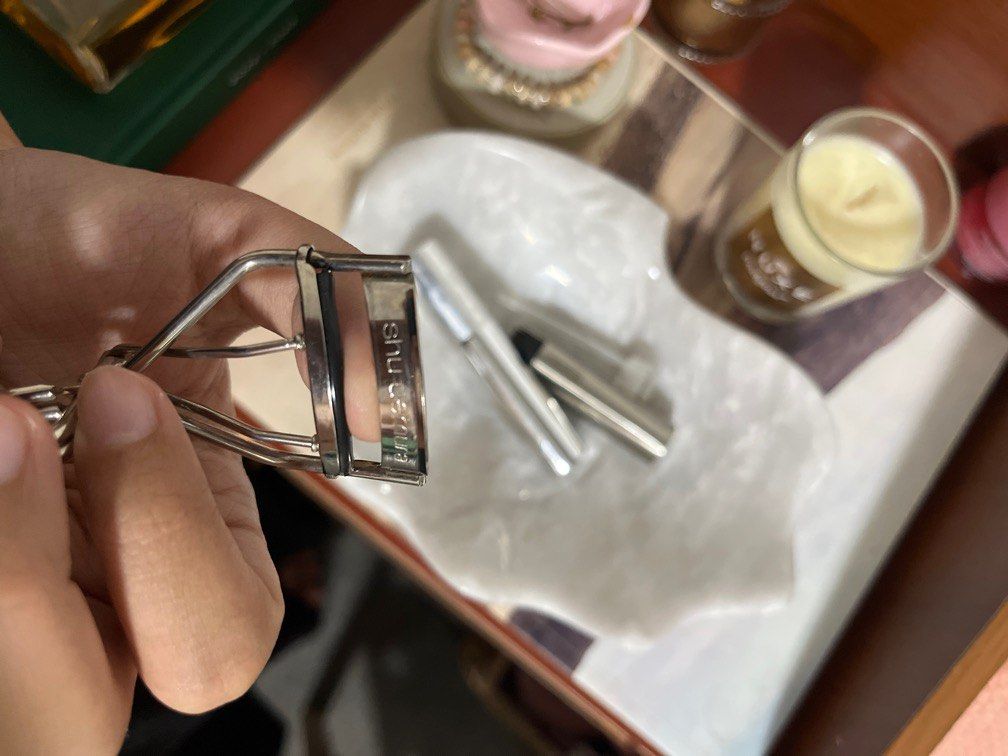 Authentic Shu Uemura Lash Curler (Category: Makeup) located in Makati City. Submitted by gbyethinx (Listing ID 1403953246, Image 2). Description: Lost the replacement rubber.