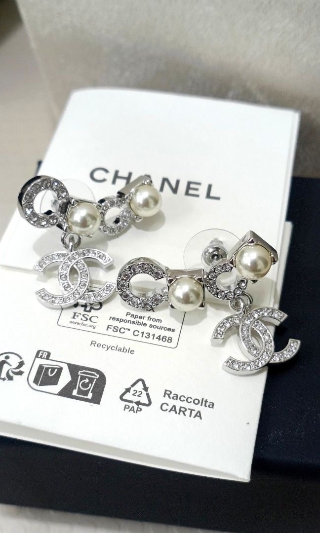 Sale Chanel Earrings (Category: Luxury Accessories) located in Paranaque City. Submitted by par18 (Listing ID 1403904434, Image 3). Description: Chanel Spring-Summer 2025 earrings made of metal, glass pearls, and strass in silver, pearly white, and crystal. .