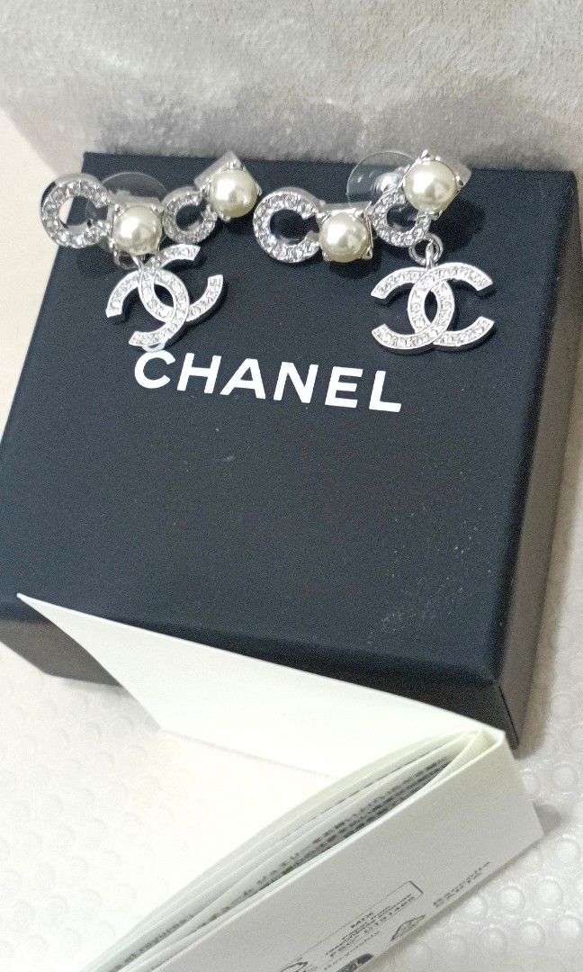 Sale Chanel Earrings (Category: Luxury Accessories) located in Paranaque City. Submitted by par18 (Listing ID 1403904434, Image 2). Description: Chanel Spring-Summer 2025 earrings made of metal, glass pearls, and strass in silver, pearly white, and crystal. .