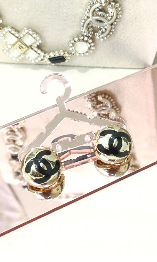 Chanel Cruise 2025 Stud Earrings (Category: Luxury Accessories) located in Paranaque City. Submitted by par18 (Listing ID 1403819420, Image 2). Description: Authentic 2025 Cruise collection with box.