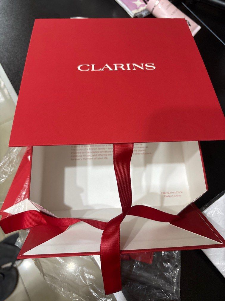 Clarins Foldable Box (Category: Luxury Accessories) located in Caloocan City. Submitted by pnkcshmr (Listing ID 1403895552, Image 2). Description: Medium Box .