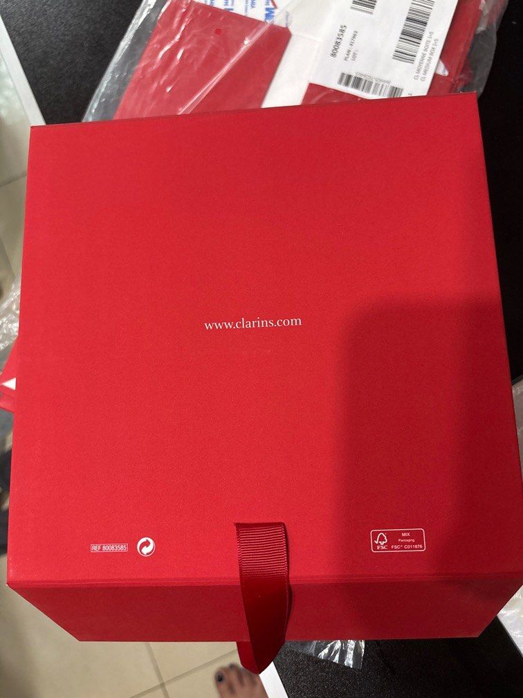 Clarins Foldable Box (Category: Luxury Accessories) located in Caloocan City. Submitted by pnkcshmr (Listing ID 1403895552, Image 3). Description: Medium Box .