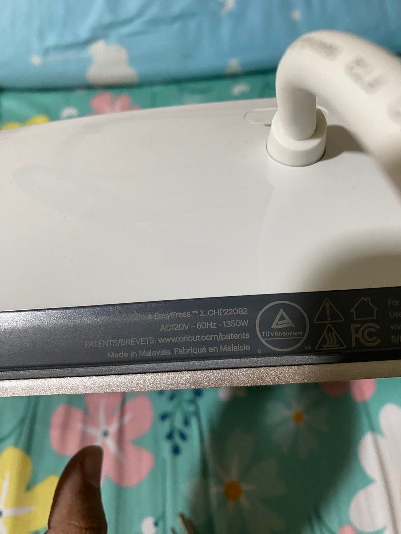 Cricut heat press (Category: Craft Supplies & Tools) located in Angeles City. Submitted by leikir09 (Listing ID 1403933802, Image 2). Description: Galing package walang gagamit, Issue ningatngat pero hnd madiin walang wire n nasira 120v Bilhan nio nlng transformer.