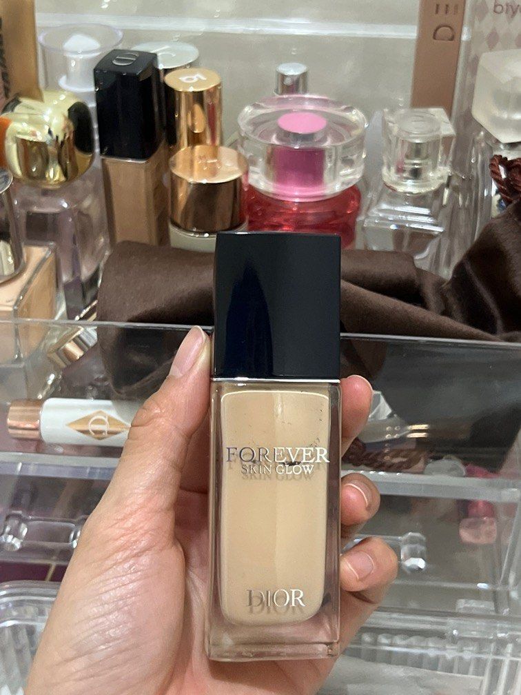 Dior forever skin flow - radiant foundation 2N (Category: Makeup) located in Balagtas. Submitted by mdxlj22 (Listing ID 1403901473, Image 1). Description: 70% remaining Not my shade match :) Got this from japan dutyfree Love the formula i will buy a new shade :).