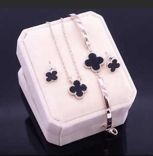 (Category: ) located in . Submitted by buysellcloset (Listing ID 1403936029, Image 1). Description: .