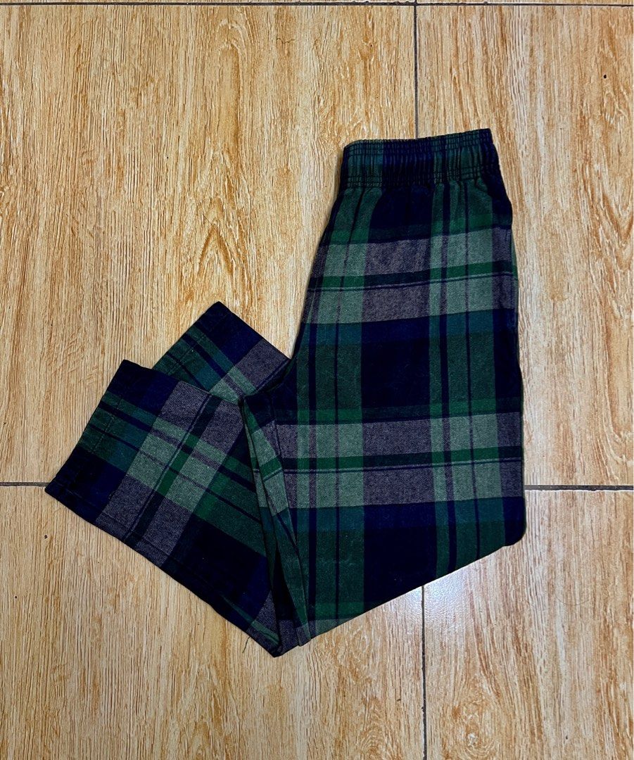 GU PLAID CHEF PANTS (Category: Trousers) located in Caloocan City. Submitted by gothrifted (Listing ID 1403942932, Image 3). Description: GU PLAID CHEF PANTS - thrifted - fits up to size 34 - length: 36 Opening: 7.5 - 9.5/10color rate - fair condition - w minimal issue: needs wash, minimal lints *color may vary due to lighting shop here .