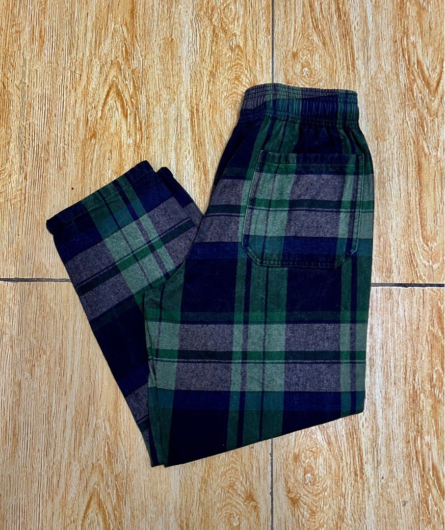 GU PLAID CHEF PANTS (Category: Trousers) located in Caloocan City. Submitted by gothrifted (Listing ID 1403942932, Image 2). Description: GU PLAID CHEF PANTS - thrifted - fits up to size 34 - length: 36 Opening: 7.5 - 9.5/10color rate - fair condition - w minimal issue: needs wash, minimal lints *color may vary due to lighting shop here .