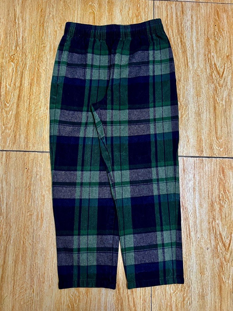 GU PLAID CHEF PANTS (Category: Trousers) located in Caloocan City. Submitted by gothrifted (Listing ID 1403942932, Image 1). Description: GU PLAID CHEF PANTS - thrifted - fits up to size 34 - length: 36 Opening: 7.5 - 9.5/10color rate - fair condition - w minimal issue: needs wash, minimal lints *color may vary due to lighting shop here .
