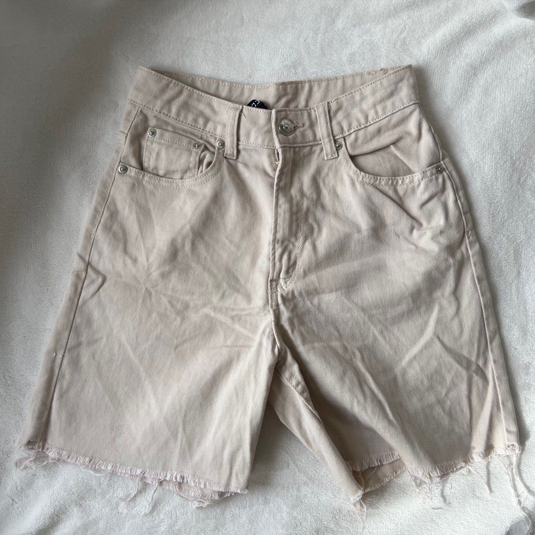 H&M Divided Beige Boyfriend Shorts (Category: Shorts) located in Lemery. Submitted by castoffs_ (Listing ID 1403987995, Image 1). Description: .