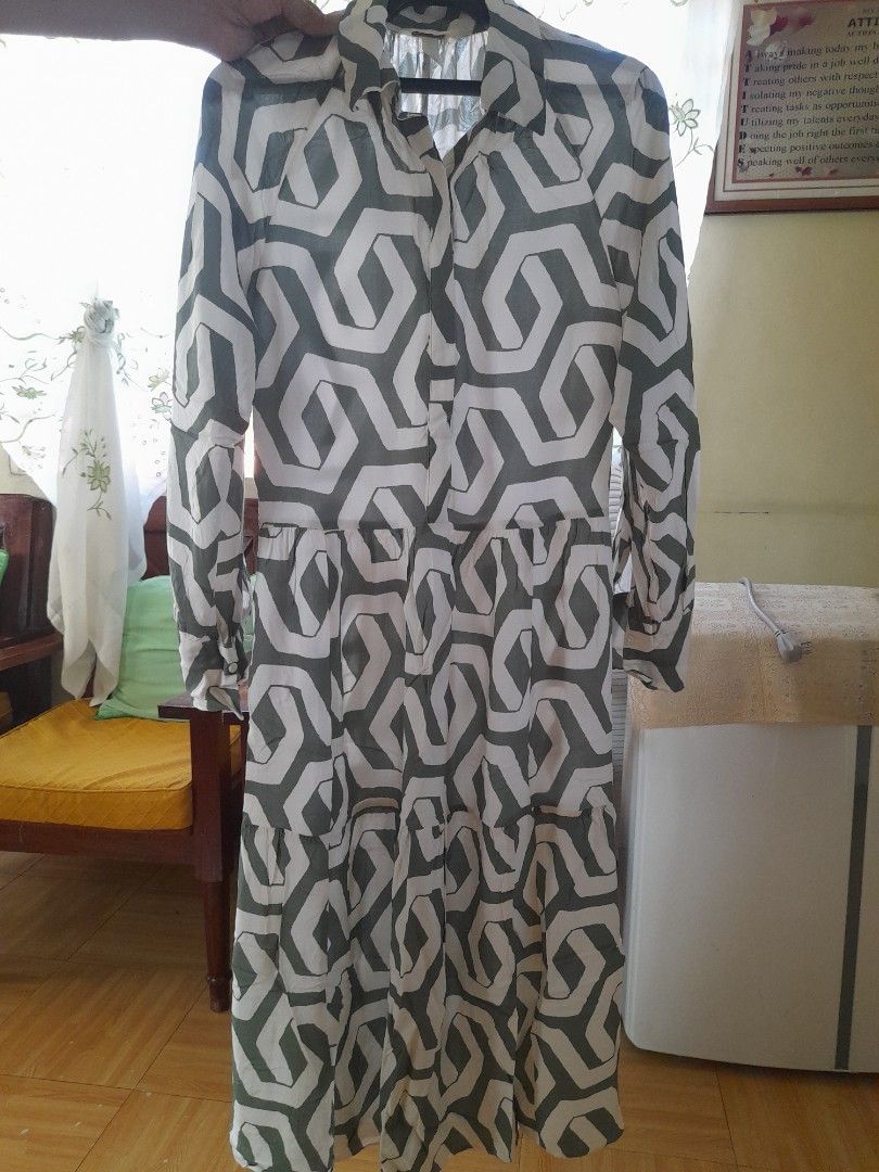 H&M Printed Dress (Category: Dresses) located in San Pedro. Submitted by JohnsonKeeps (Listing ID 1403847497, Image 1). Description: - H&M Dress - Unique zigzag pattern (white & green) - Button-down design - Size: XS - Lightweight fabric - Great for casual wear .