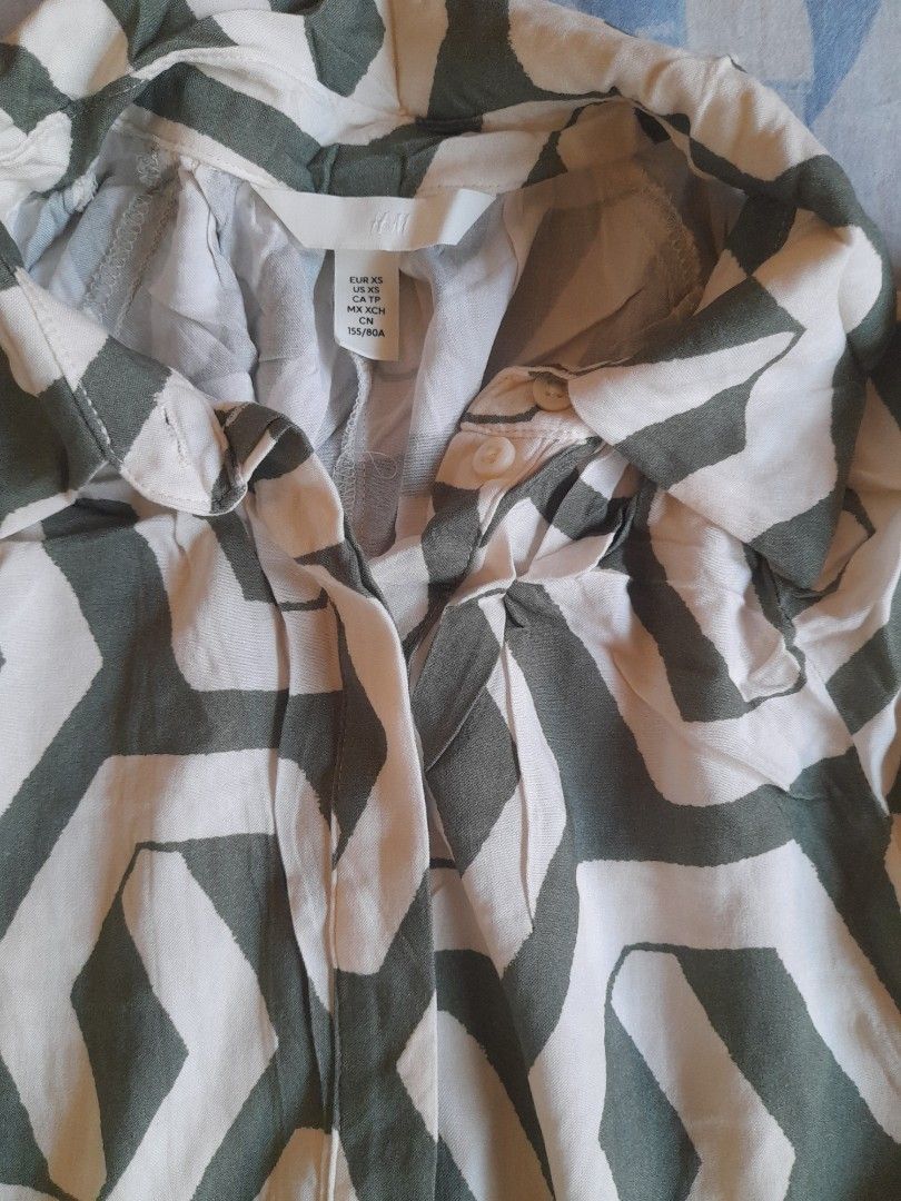 H&M Printed Dress (Category: Dresses) located in San Pedro. Submitted by JohnsonKeeps (Listing ID 1403847497, Image 2). Description: - H&M Dress - Unique zigzag pattern (white & green) - Button-down design - Size: XS - Lightweight fabric - Great for casual wear .
