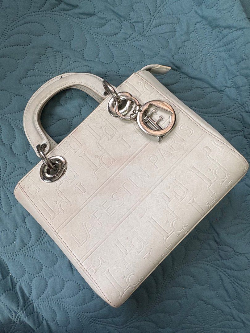 La Festin White Handbag (Category: Luxury Bags & Wallets) located in Valenzuela. Submitted by exesia (Listing ID 1403935731, Image 1). Description: La festin Bag - may marks siya like blush basta redish marks sa bag pero cute pa din siya barely noticeable for me - may pen marks - slightly negotiable MOP: Gcash MOD: lalamove Meet ups : Malanday, Monumento and Sm Sangandaan Loc: Valenzuela.