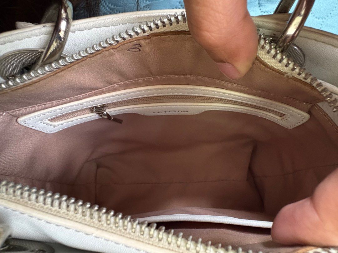 La Festin White Handbag (Category: Luxury Bags & Wallets) located in Valenzuela. Submitted by exesia (Listing ID 1403935731, Image 3). Description: La festin Bag - may marks siya like blush basta redish marks sa bag pero cute pa din siya barely noticeable for me - may pen marks - slightly negotiable MOP: Gcash MOD: lalamove Meet ups : Malanday, Monumento and Sm Sangandaan Loc: Valenzuela.