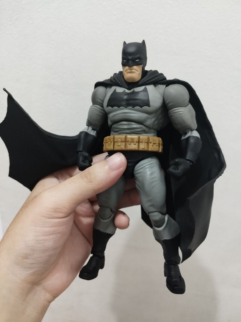 MAFEX The Dark Knight Returns Batman (Category: Figurines & Statues) located in Bulacan. Submitted by ernesto_12 (Listing ID 1403825896, Image 3). Description: Batman action figure based on The Dark Knight Returns comic. - Good Paint Apps. - Complete Accessories with custom cape mas accurate and mas matibay yung wire compare sa orignal cape worth 500 pesos. Payment first check my review if may doubt po, Landbank, BDO for more secured transaction,