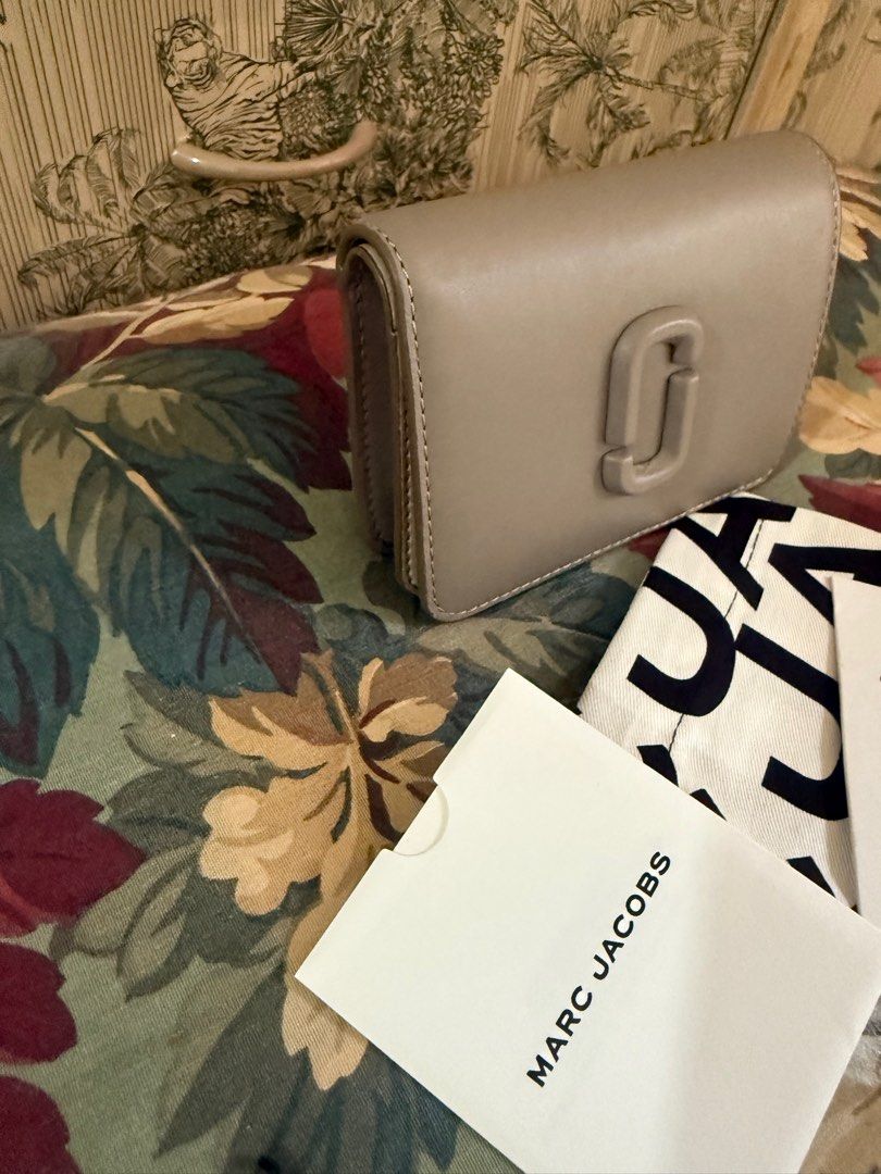 Marc Jacobs Snapshot Wallet (Category: Luxury Bags & Wallets) located in Cotabato. Submitted by muffinsfabfinds (Listing ID 1403871507, Image 1). Description: - Marc Jacobs Snapshot wallet - Snap closure - Zippered compartment - Multiple card slots - Includes original dust bag and tags - Neutral exterior color - Clean and well-maintained interior.