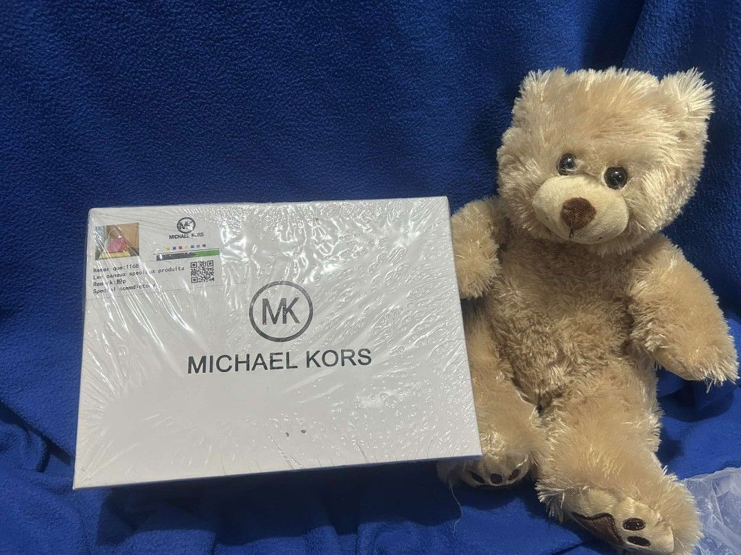 Michael Kors (Category: Luxury Bags & Wallets) located in Manila. Submitted by aquinojrma40506 (Listing ID 1403874138, Image 2). Description: 👜 FOR SALE: Michael Kors 📌 2000 (With box | Negotiable) ✔️ Authentic | Excellent Condition | Never Used 📍 Quezon City / SM North Meet-up 🚚 Lalamove available (buyer shoulders fee) 💬 DM for faster transactions or more photos!.