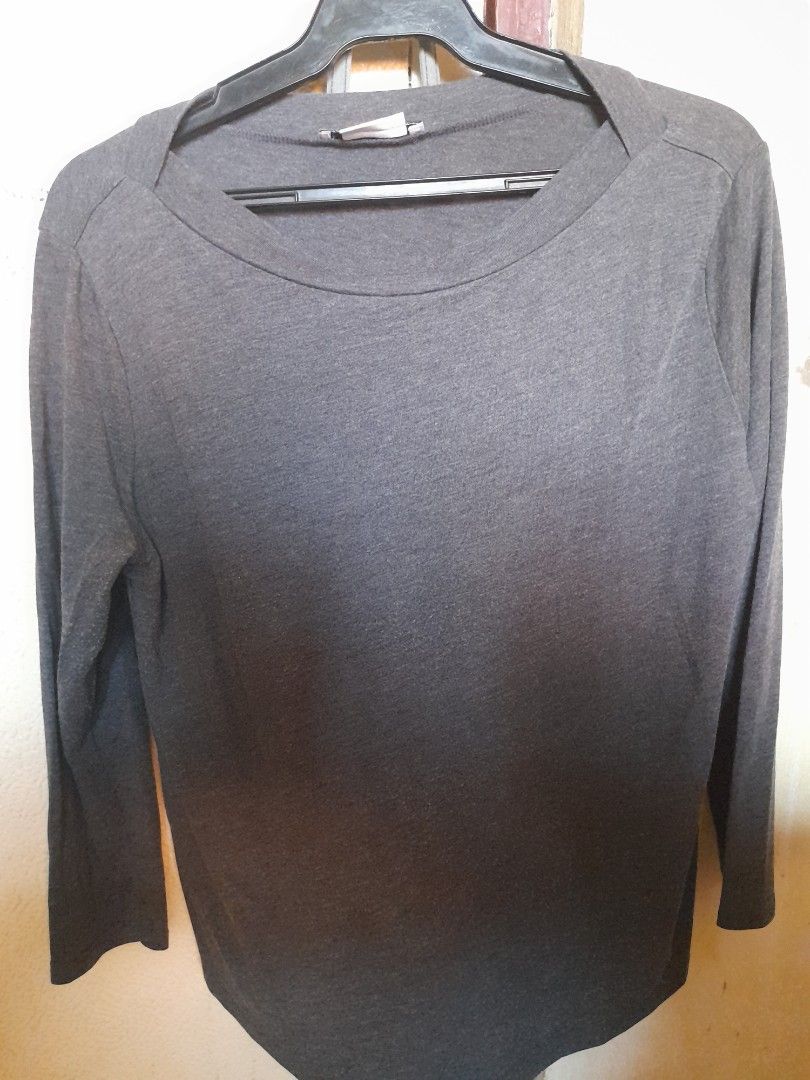 MNG Basics Organic Cotton Long Sleeve Blouse (Category: Longsleeves) located in San Pedro. Submitted by JohnsonKeeps (Listing ID 1403845940, Image 1). Description: - Mango Basics long sleeve blouse - Color: Dark gray - Size: Large (L) - Material: Organic cotton - Design: Boat neck - Made in Bangladesh.