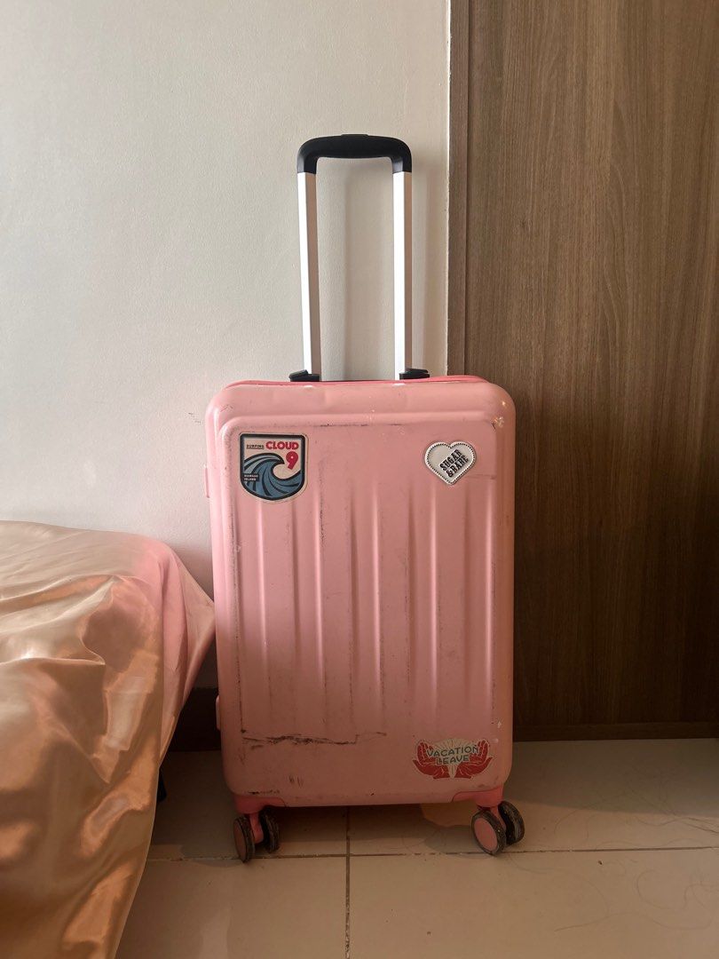 Pink Suitcase / Luggage (Category: Luggage) located in Pinamalayan. Submitted by _dragonfly (Listing ID 1403889680, Image 2). Description: Bought from Japan 4 years ago. Japan Mall quality RFS: hindi na nagagamit Issues: - madumi need linisan - scratches - stickers and sticker residue - broken yung top handle - mahirap itaas baba yung handle .