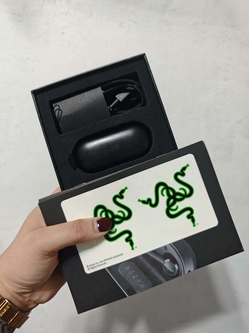 Razer Hammerhead True Wireless Earbuds (Category: Earphones) located in Pasay City. Submitted by clotheslinemanila (Listing ID 1403830050, Image 3). Description: Razer Hammerhead True Wireless complete inclusions issue: hindi ko mapagana yung isang earbud. ikaw nalang magfix, hence, the price. sticker charger earbuds manual.