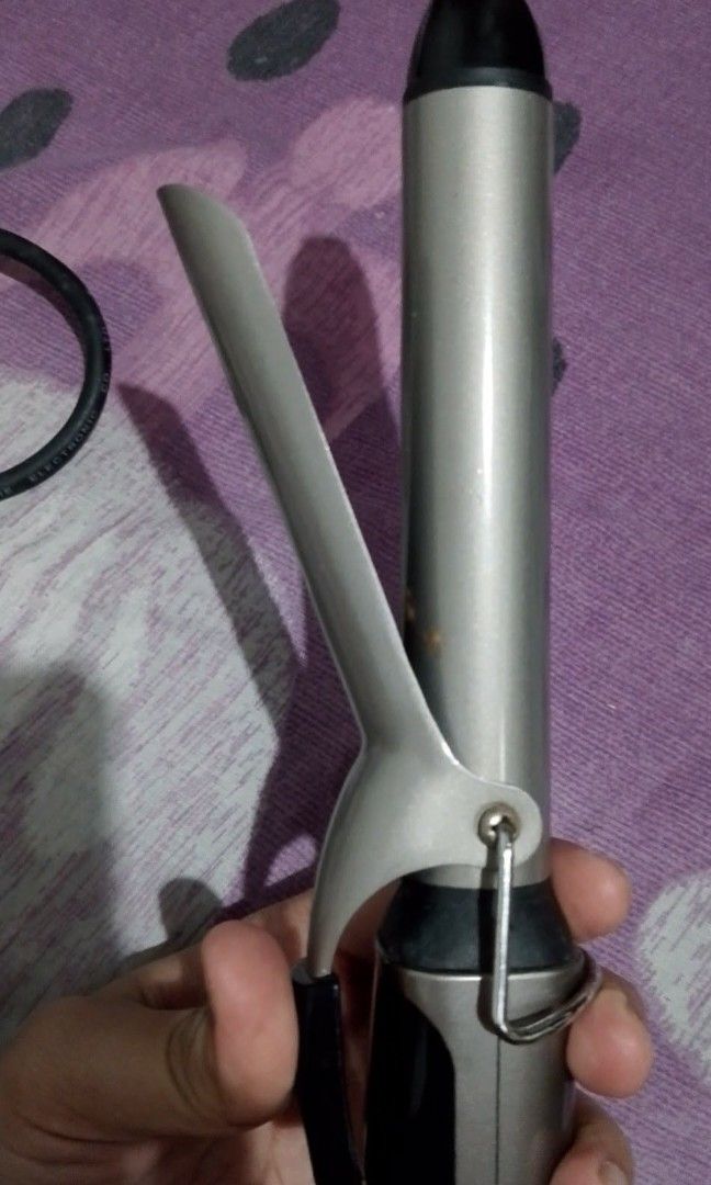 REBUNE ORIGINAL HAIR CURLER (Category: Announcements) located in Taguig. Submitted by mythriftshoppe (Listing ID 1403852938, Image 3). Description: MOP : GCASH * SOFT TOUCH * MADALING UMINIT kaya di na need mag antay uminit. * Comfortable Gamitin. * ROTATING PLUG ( kaya hindi hassle gamitin ) * Minimal Flaws but can't be seen. OVERALL GOODS PO LAHAT. GAGAMITIN NALANG ❤️.