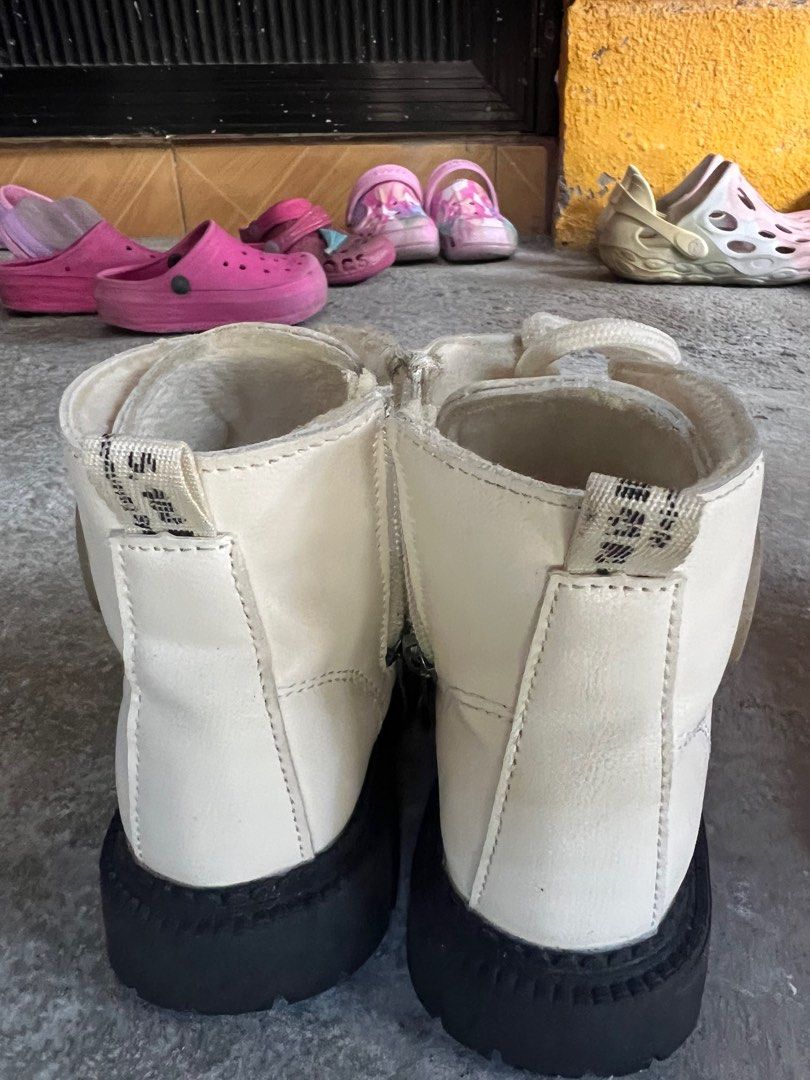Shein Kid’s white boots s26 (Category: Babies & Kids Fashion) located in Cavite. Submitted by thehiddenhanger (Listing ID 1403830162, Image 2). Description: EUC. Outgrown. Very Pretty when worn. .