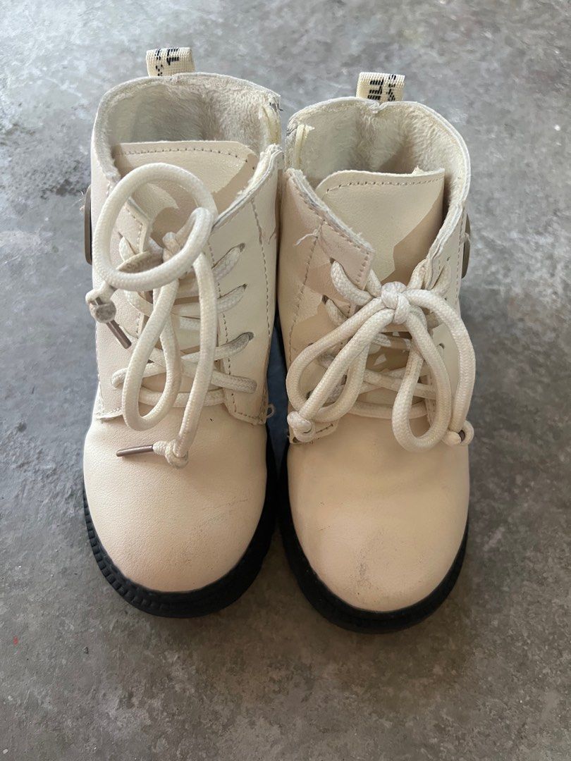 Shein Kid’s white boots s26 (Category: Babies & Kids Fashion) located in Cavite. Submitted by thehiddenhanger (Listing ID 1403830162, Image 1). Description: EUC. Outgrown. Very Pretty when worn. .