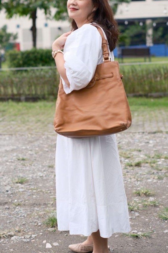 Tory Burch Amanda Tote in Tan (Category: Luxury Bags & Wallets) located in Taytay. Submitted by thepearllabph (Listing ID 1403912019, Image 1). Description: Vintage Tory Burch Amanda Tote Price: 2,990php *Appearance 8/10 Color: tan Model/Circa: Material: leather Pattern: plain Size: large Origin: Lining: canvas Closure: magnetic Hardwares: gold Compartments: 1 compartment,1 inner pocket Features: ✓ T metal emblem on one center ✓ 2 shoulder handle