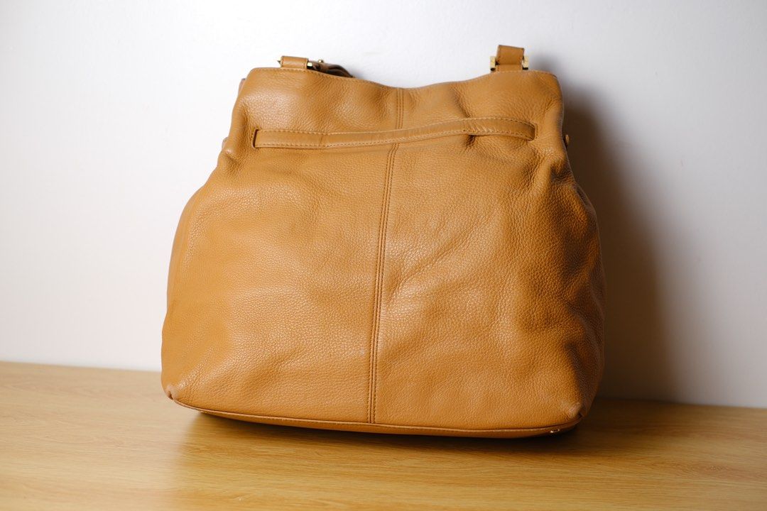 Tory Burch Amanda Tote in Tan (Category: Luxury Bags & Wallets) located in Taytay. Submitted by thepearllabph (Listing ID 1403912019, Image 3). Description: Vintage Tory Burch Amanda Tote Price: 2,990php *Appearance 8/10 Color: tan Model/Circa: Material: leather Pattern: plain Size: large Origin: Lining: canvas Closure: magnetic Hardwares: gold Compartments: 1 compartment,1 inner pocket Features: ✓ T metal emblem on one center ✓ 2 shoulder handle
