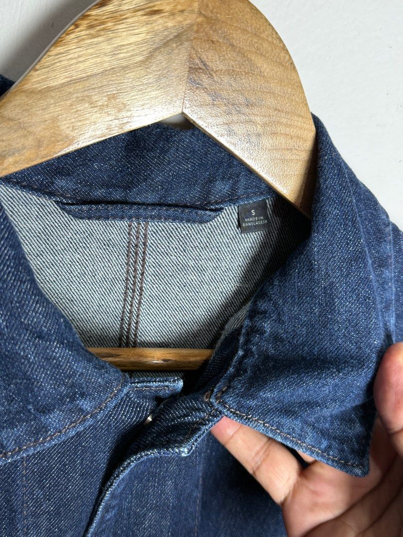 Uniqlo men's denim utility jacket (Category: Coats, Jackets and Outerwear) located in Tanza. Submitted by dappydappy (Listing ID 1403982975, Image 2). Description: Small 20x27 No flaws.