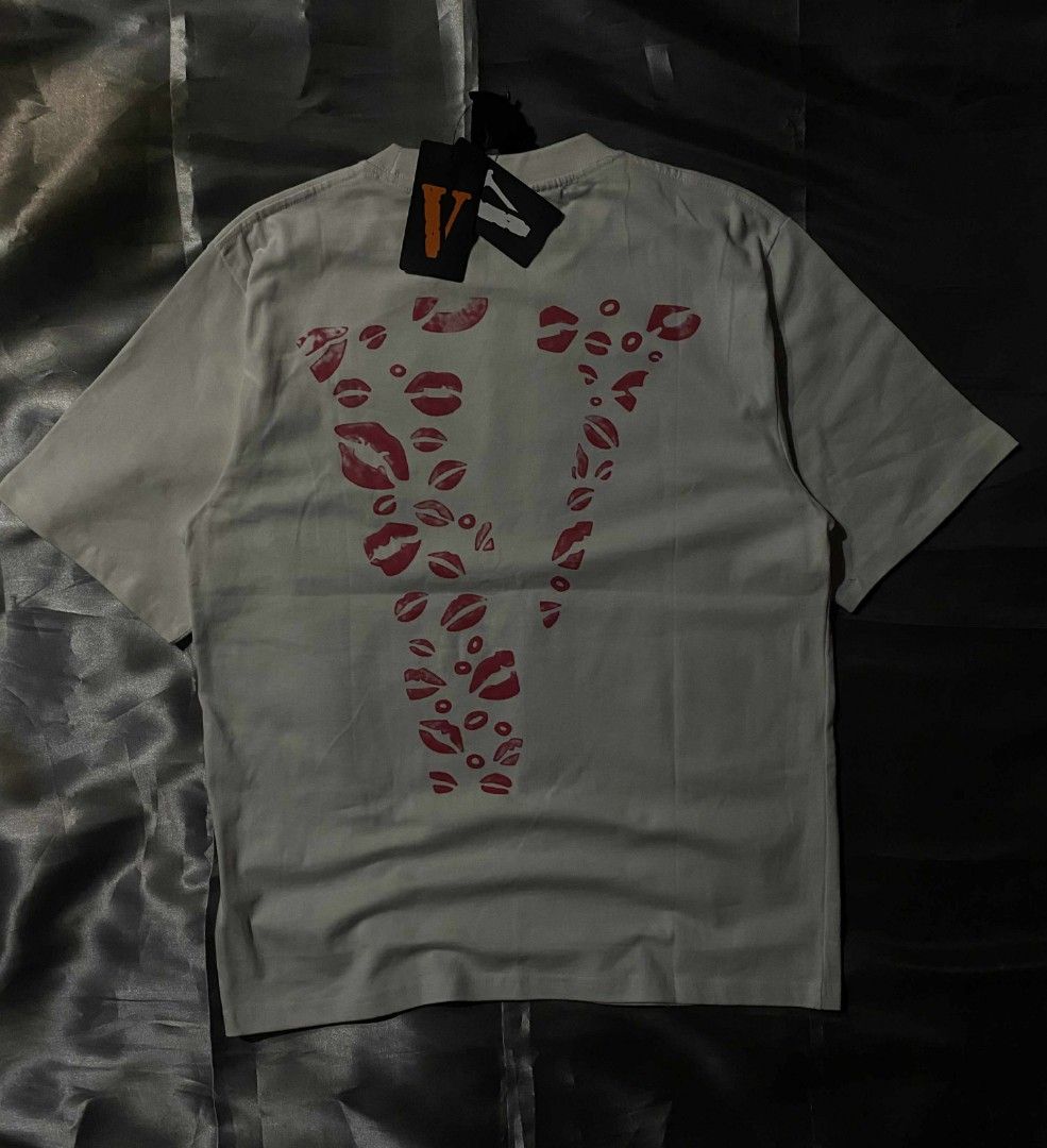 Vlone kissmark T-shirt (Category: Tshirts & Polo Shirts ) located in Taguig. Submitted by marked_item (Listing ID 1403937175, Image 2). Description: Vlone kissmark brand new with plastic size L to semi Xl pm sa details.