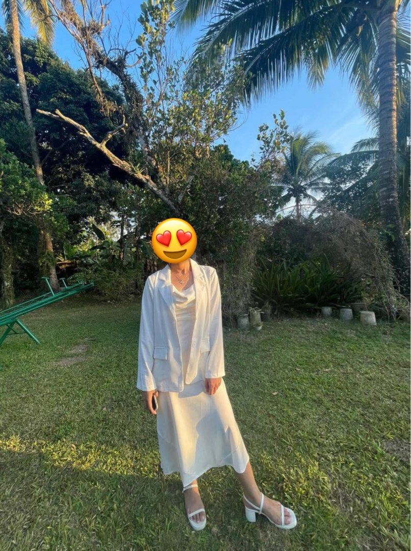 White Blazer (Category: Others Tops) located in Mandaluyong City. Submitted by dmpsy (Listing ID 1403877394, Image 3). Description: Used once Fits small-medium.