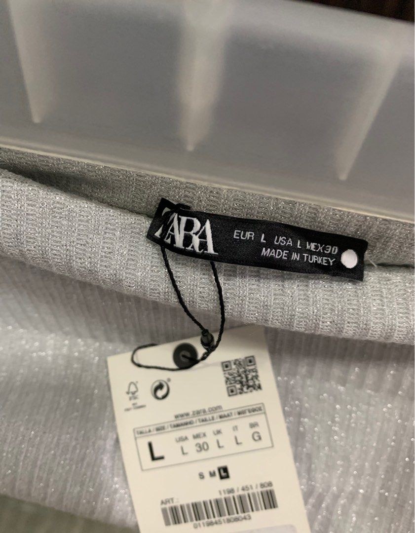 Zara Glittery Tube Top (Category: Others Tops) located in Calumpit. Submitted by declutterwithajm (Listing ID 1403983583, Image 3). Description: - original price is 1,595.