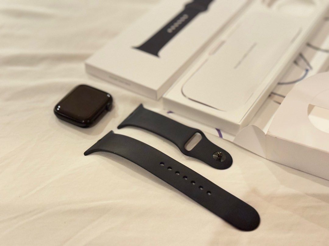 APPLE WATCH SE 44mm SALE! (Category: Wearables & Smart Watches) located in Pasig City. Submitted by yourgotobag (Listing ID 1404091365, Image 2). Description: The Apple Watch SE (2nd generation) 44mm features a 44mm by 38mm by 10.7mm aluminum case, a 368x448 pixel Retina LTPO OLED display, and weighs 32.9g (GPS) or 33.0g (GPS + Cellular). It is powered by the S8 SiP with a 64-bit dual-core processor and 32GB capacity, includes a second-generation