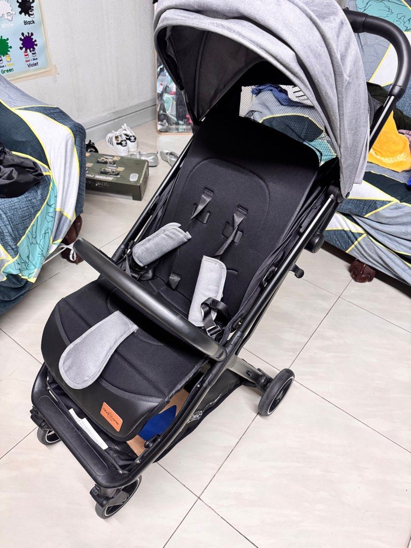 BABY STROLLER GIANT CARRIER (Category: Strollers) located in Quezon City. Submitted by b_finds2021 (Listing ID 1404169856, Image 2). Description: Nabili lang biglaan this year nung nakatulog si baby, hanggang toddler stage na GOOD AS NEW CAN SEND VIDEO PLS PM SLIGHTLY NEGOTIABLE ORIGINAL PRICE 5k++ bought in Edamama.