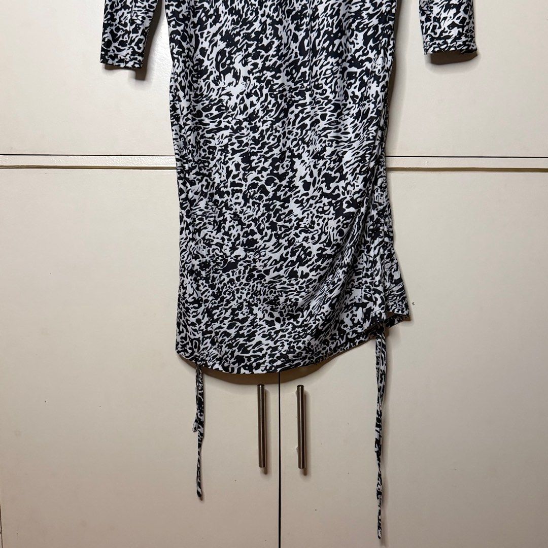 Black and White Dress 1XL (Category: Dresses) located in Manila. Submitted by plus2present.preloves (Listing ID 1404018569, Image 3). Description: 📣 Selling some of my personal outfits! 💗 Chest/Bust: 20-26“in Length: 48“in 🌷Black and white pattern 🌷Long sleeves 🌷Round neckline 🌷Ruched side detail with tie strings ❥ Please RESPECT the price posted - items are priced low & quality assured, no haggling, thank you❣️ 📦 Shipping: J&T (check app 