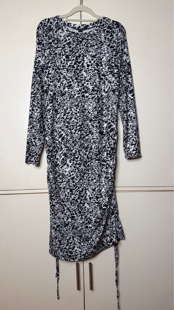 Black and White Dress 1XL (Category: Dresses) located in Manila. Submitted by plus2present.preloves (Listing ID 1404018569, Image 1). Description: 📣 Selling some of my personal outfits! 💗 Chest/Bust: 20-26“in Length: 48“in 🌷Black and white pattern 🌷Long sleeves 🌷Round neckline 🌷Ruched side detail with tie strings ❥ Please RESPECT the price posted - items are priced low & quality assured, no haggling, thank you❣️ 📦 Shipping: J&T (check app 