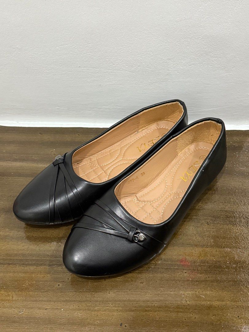 Black shoes (Category: Flats & Sandals) located in Manila. Submitted by k_decluttering (Listing ID 1404041716, Image 2). Description: Good as new, used it twice. No box RFS: Wrong size Loc: Manila.