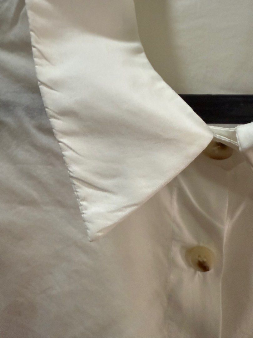 Editor's Market white short sleeves (Category: Blouses) located in Muntinlupa City. Submitted by itsprelovednow (Listing ID 1404045980, Image 3). Description: Like new, excellent condition. Smooth, cotton lyocell fabric. Used twice or thrice only..
