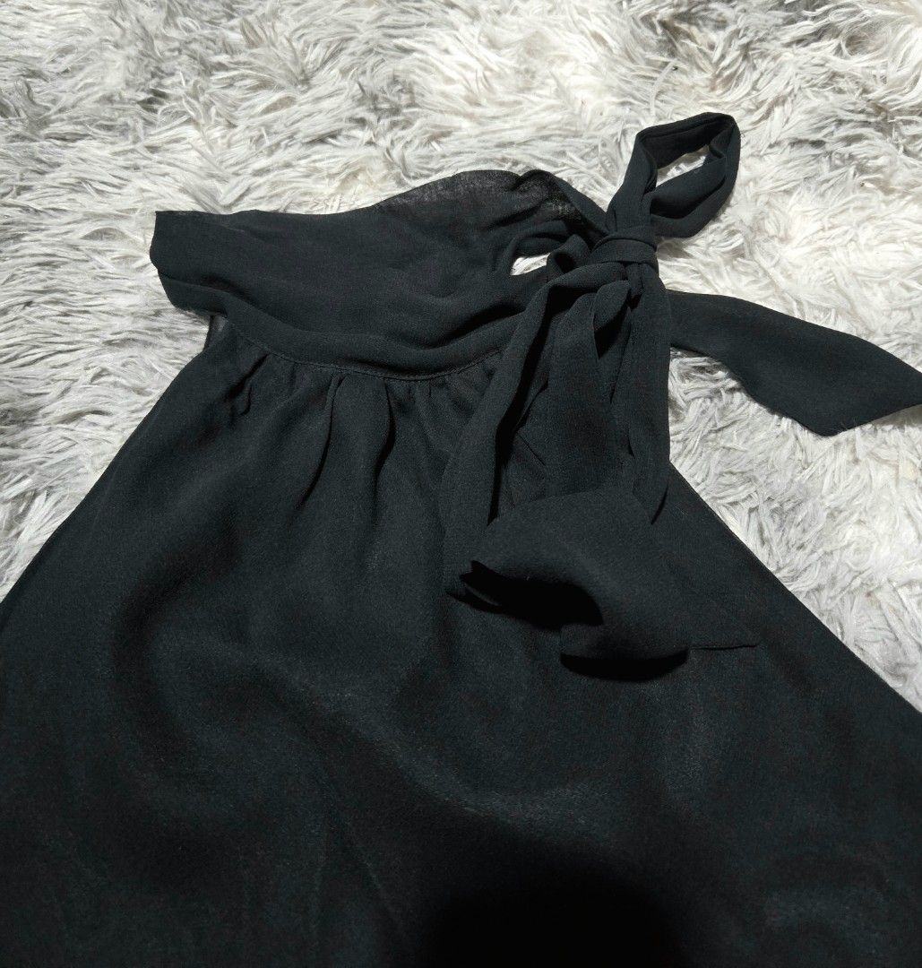 Express Design Studio black semi-sheer chiffon halterneck top (Category: Sleeveless) located in Quezon City. Submitted by bk2025 (Listing ID 1404101590, Image 2). Description: - Express Design Studio black halter top - Size: M - Design: Halter neck with bow detail - Style: Flowing, layered - Fabric: Lightweight, semi-sheer.