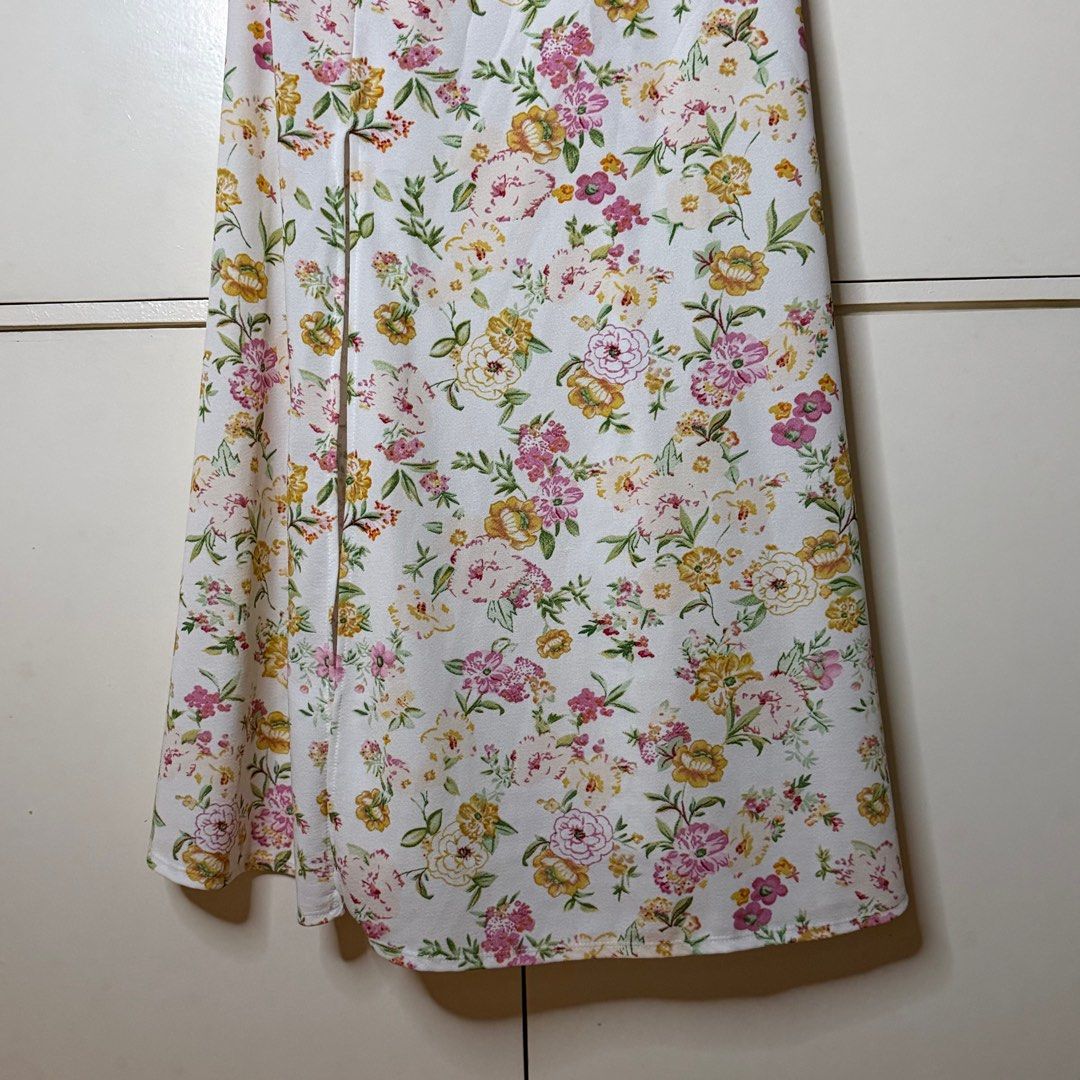 Floral Midi Corset Bustier Dress (Category: Dresses) located in Manila. Submitted by plus2present.preloves (Listing ID 1404021135, Image 3). Description: 📣 Selling some of my personal outfits! 💗 Width: 38-46“in Length: 44“in 🌷Floral Midi Corset Dress 🌷Features a beautiful floral print 🌷Corset-style bodice with tie detail 🌷Midi length ❥ Please RESPECT the price posted - items are priced low & quality assured, no haggling, thank you❣️ 📦 Ship