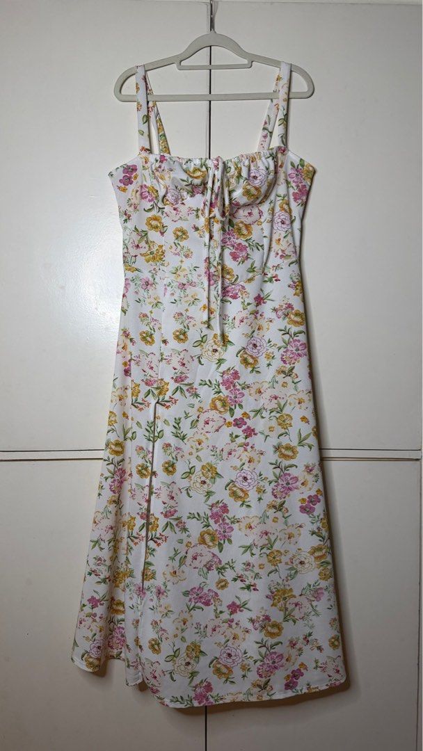 Floral Midi Corset Bustier Dress (Category: Dresses) located in Manila. Submitted by plus2present.preloves (Listing ID 1404021135, Image 1). Description: 📣 Selling some of my personal outfits! 💗 Width: 38-46“in Length: 44“in 🌷Floral Midi Corset Dress 🌷Features a beautiful floral print 🌷Corset-style bodice with tie detail 🌷Midi length ❥ Please RESPECT the price posted - items are priced low & quality assured, no haggling, thank you❣️ 📦 Ship