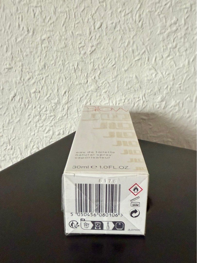 Glow by JLo Eau de Toilette 30ml (Category: Fragrance & Deodorants) located in Cebu City. Submitted by synpb13 (Listing ID 1403797406, Image 2). Description: - Glow by JLo Eau de Toilette - 30ml natural spray vaporisateur - Top notes: Grapefruit - Heart notes: Jasmine - Base notes: Amber - Unique bottle design with a silver chain - Sealed.