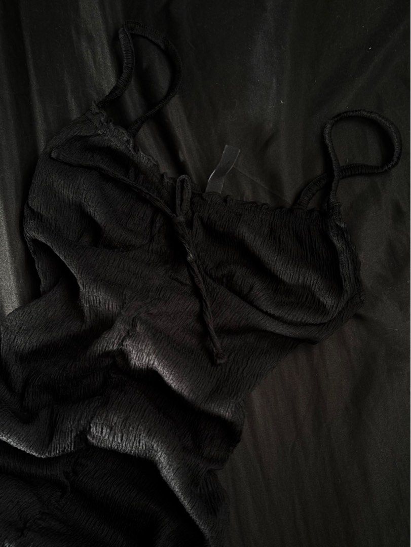 H&M Divided Black Sexy Mini Bodycon Dress (Category: Dresses) located in Las Pinas. Submitted by kjxx00 (Listing ID 1404100929, Image 2). Description: never worn. got for 800+ selling for only 400 🪐 rfs: decluttering 💫 mop: gcash / paymaya 🌿 shipping: jnt / lalamove 🍄‍🟫 loc: talon singko, las piñas .