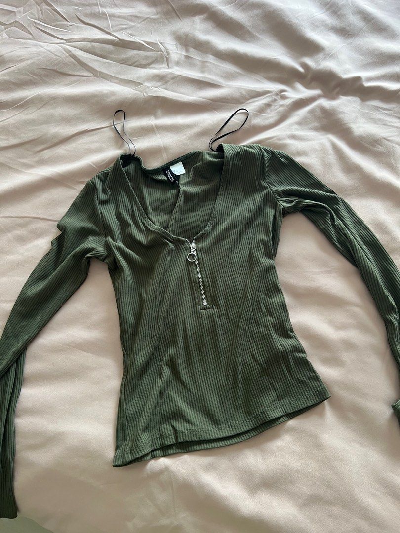 H&M Divided Ribbed Top XS (Category: Sleeveless) located in Makati City. Submitted by prevlovedbyme (Listing ID 1404059364, Image 1). Description: - H&M Divided olive green ribbed top - Size: XS - Features a V-neckline - Zipper closure - Long sleeves - Slim fit - Ribbed material - Includes thin straps.