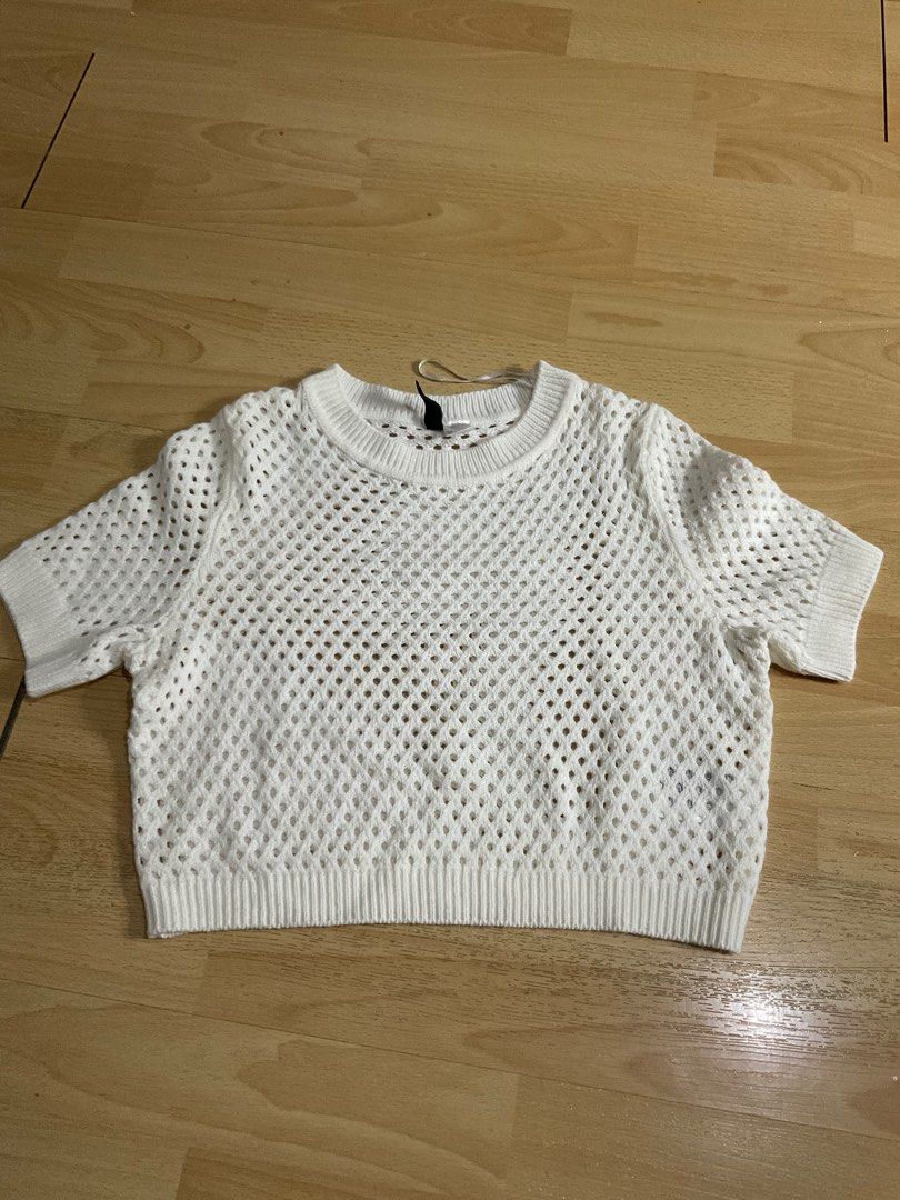 H&M Top (Category: Shirts) located in Pasig City. Submitted by m_decluttering (Listing ID 1404070817, Image 1). Description: .
