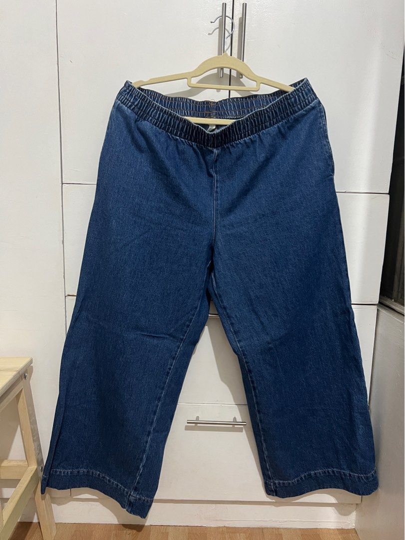 H&M Wide Leg Denim Pants (Category: Jeans) located in Cavite. Submitted by mcxmcxmc (Listing ID 1404136655, Image 3). Description: - Orig H&M wide leg denim pants - Size on tag: L (I’m a plus size 35-36 but this is still loose for me) - Medium blue wash - Elastic waistband - Two side pockets - Relaxed fit - Used once only. Bought in Taiwan for 1600+, selling for 1000.