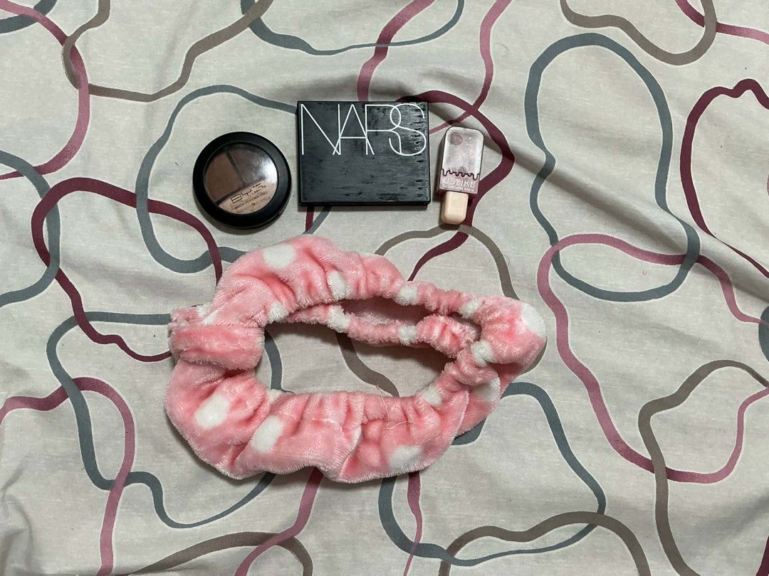 Make up set (Category: Makeup) located in Aroroy. Submitted by kklay_thrift (Listing ID 1404097115, Image 1). Description: .