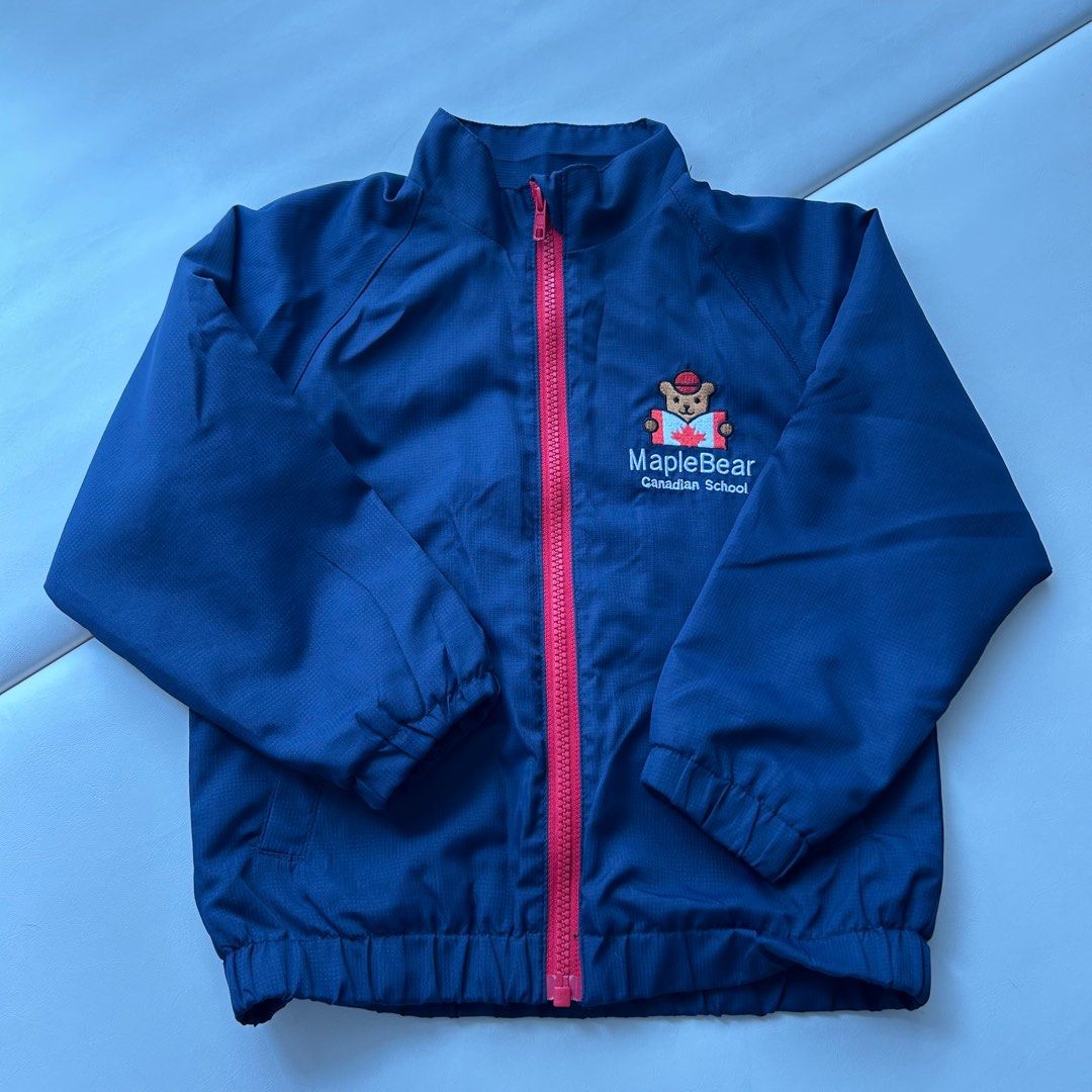 MapleBear wind Jacket （分類：嬰兒及小童流行時尚）位於 Hong Kong。 由 soyosan 提交（商品編號 1404003913，圖片 1）。簡介： size6(smallest size) for 2-4years hardly worn。