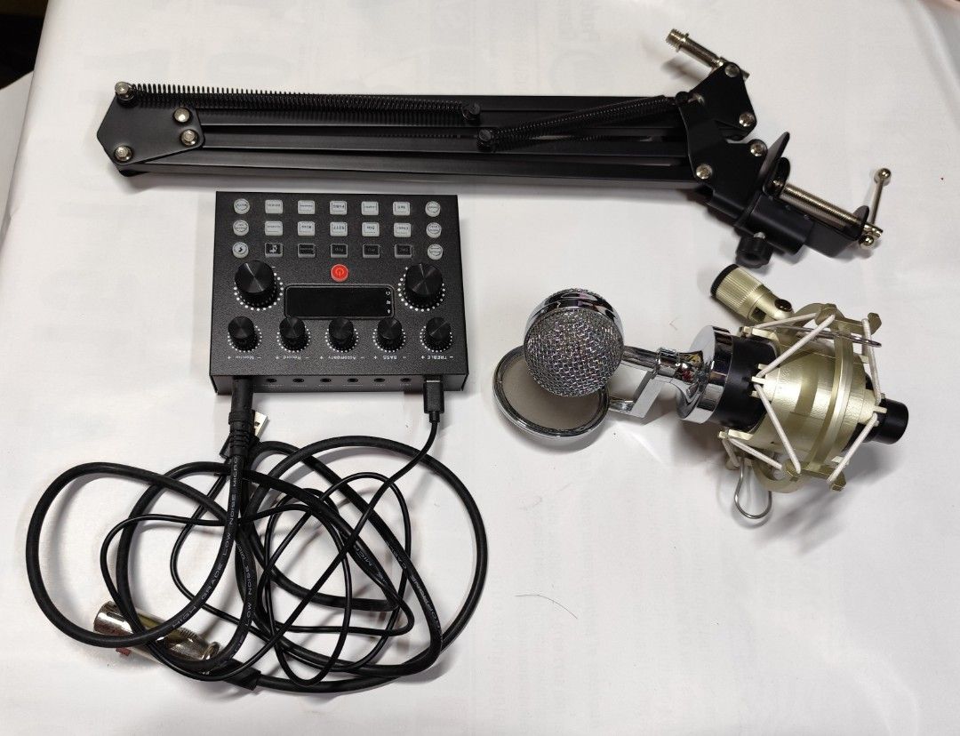 Microphone Set (Category: Microphones) located in Manila. Submitted by siquiocoe39844 (Listing ID 1404133476, Image 2). Description: VS8+BM900 Mic Set! Perfect for all your recording needs, whether you're into streaming, podcasting, or just want to sound amazing. This set includes everything you need: *a high-quality BM900 microphone, *a sturdy scissor arm stand, *a pop filter, and *a V8 sound card to enhance your audio..