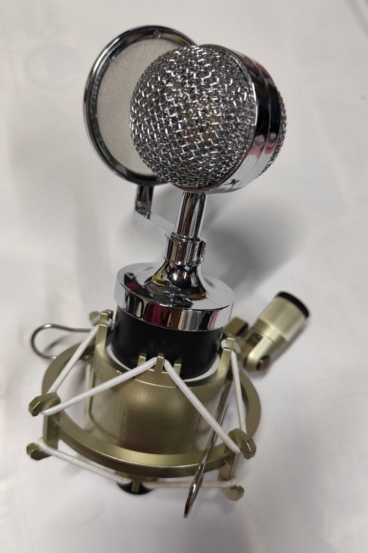 Microphone Set (Category: Microphones) located in Manila. Submitted by siquiocoe39844 (Listing ID 1404133476, Image 3). Description: VS8+BM900 Mic Set! Perfect for all your recording needs, whether you're into streaming, podcasting, or just want to sound amazing. This set includes everything you need: *a high-quality BM900 microphone, *a sturdy scissor arm stand, *a pop filter, and *a V8 sound card to enhance your audio..